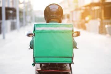 大学生の息子が「Uber Eats」の配達員をすることに！ アルバイトじゃなく「個人事業主」の場合、年いくらまでなら扶養内になる？ 知っておくべき注意点も解説