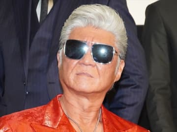 小沢仁志、警察からの“誕プレ”に反響「お顔が広い」「青か赤の紙じゃないですよね!?」