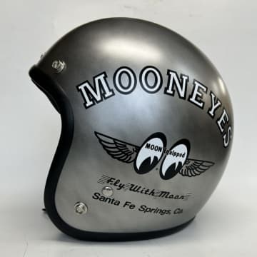 無垢なメタルカラーを纏うヘルメット登場　MOONEYES 029が再々入荷