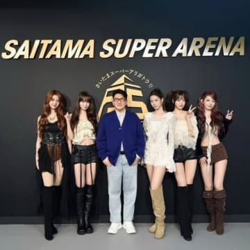 HYBE バン・シヒョク議長、LE SSERAFIMとの記念ショットを公開！東京ドーム公演決定を祝福