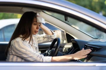 夏、駐車している時の車内温度は何度になる？すぐに温度を下げる裏ワザとは？