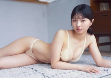 蒔埜ひな、ほっそり美くびれが眩しいビキニSHOT披露！長い手足＆締まったウエストに釘付け