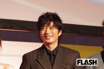 田中圭「不倫報道」後初のマスコミ対応の場で見せた余裕の“笑み”主演舞台「大盛況」で仕事は盤石