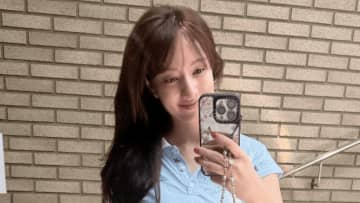 谷まりあ ミニスカウェア姿でナイススイング！揺れるポニーテールまで美しいゴルフ練習風景を披露！「一緒に頑張りましょう～♡」