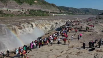 黄河壺口瀑布、増水で濁流渦巻く　中国山西省