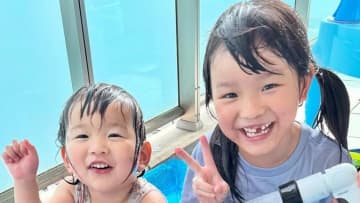 村方乃々佳(7) 自宅のベランダで“プール開き”！姉妹仲良く大はしゃぎで寝転ぶ姿や無邪気さあふれる姿に「気持ち良さそう」「夏が来ました！」