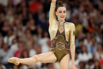 「信じられない！」パリ五輪金・ドイツ新体操美女、赤ビキニ姿で“180度開脚”にネット仰天！「しなやかな筋肉」「尊敬しちゃう」