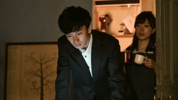 勝手に入るなといっただろ！〈月収150万円〉45歳エリート夫が高級賃貸の一室で〈必死で隠したもの〉…10歳年下の愛妻についた「悲しい嘘」