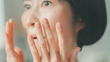 「定年退職金2,200万円」で悠々自適のはずの「60歳夫」が心配で…パート帰りの「58歳妻」、夫の書斎をこっそり覗き見。そこで目にした「血の気の引く光景」