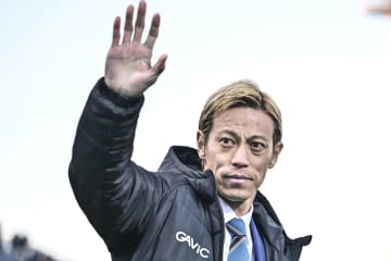 ｢打てるんかーい！｣｢スーパースターやなあｗ｣元日本代表・本田圭佑の13球目の特大ホームランが話題！｢スイングのキレと回転がキレイすぎる｣の声