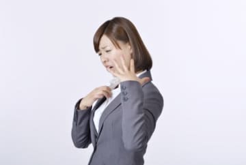 熱中症になりそう！電気代ケチって「30度超え」でもエアコンつけない会社　「我慢の限界に来たら、帰ります」と呆れる女性