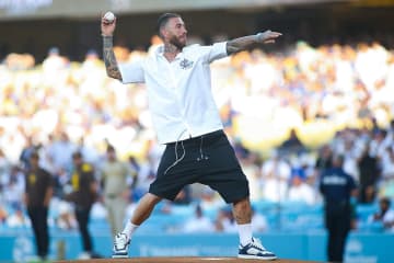 「ギャップが凄すぎて頭おかしくなりそう」大谷翔平出場試合で“生ける伝説”の始球式が話題沸騰