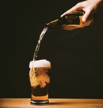 究極の注ぎ方講座ーー家飲み革命！"神の泡"を作るビールの注ぎ方3ステップ　お店よりウマいって噂は本当？
