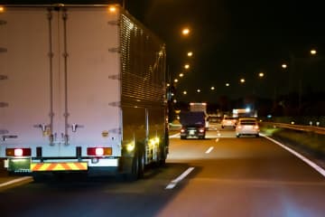 【深夜】高速道路でトレーラーが “無灯火” で『走行車線の真ん中に停車』発見できず後続車が追突も “そのまま逃走” しコメント殺到「これは見えるわけない。もし軽だったら終わってるやつやん」「これハイビームにしててやっと気づける程度で事故るよ絶対」
