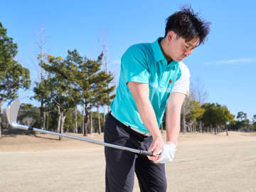 アイアンショットは“前に飛ばす”が正解！ポイントは手首の使い方