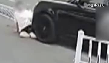 暴走車で男性を突き飛ばし…さらに“おの”持って襲撃　警察「争いがきっかけ」SNSでは運転の男に非難殺到　中国・山西省