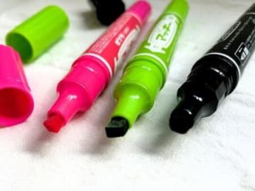 もう書けない…？かすれた油性ペンを「復活」させる裏ワザ！捨てちゃう前に試す価値アリ♪