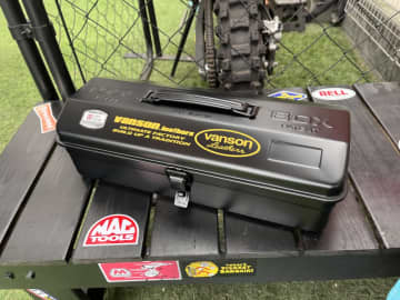 VANSON×TOYO STEELがコラボ！　無骨デザイン＆日本製品質に注目
