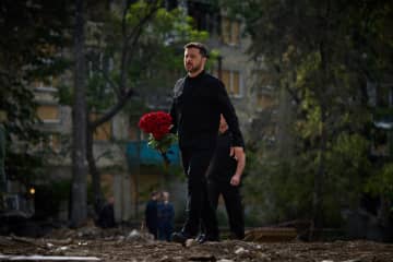 キーウ攻撃の犠牲者追悼　大統領「ロシアが殺りく」