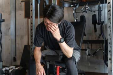 筋トレで頭痛が出たけど大丈夫？トレーニーの症状別に原因と対策を解説
