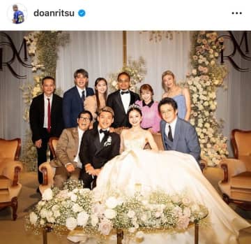 「スター揃い」「小栗旬だ！」日本代表戦士や大物芸能人が集結！26歳MFの豪華な結婚披露宴が海外でも話題！「日本代表の直近２試合より華麗だ」