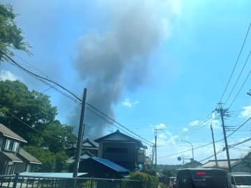 携帯バッテリー火元か、千葉市若葉区の物流倉庫で火災　作業中の男性が右腕にやけど　鎮火に20時間　