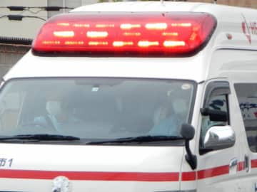男性死亡…高さ1メートルから転落　トラック荷台から地面に落ちる　夕方前の路上、荷物が落下しないよう固定中　男性が転落した理由は不明、病院で息を引き取る
