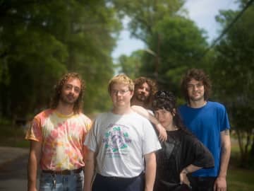 ウェンズデイ、ニューAL『ブリーズ』完成＆「Wound Up Here (By Holdin On)」公開
