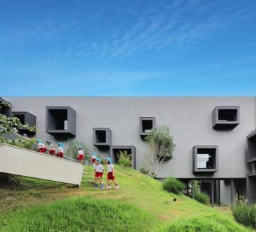 米国最大の建築メディアArchitizer主催の建築賞において「幼稚園建築部門」「教育施設インテリアデザイン部門」で最優秀賞をダブル受賞