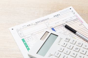 「年金生活者」が確定申告すべきケースとは？「医療費控除」や「生命保険料控除」で税金が戻ってくることも？