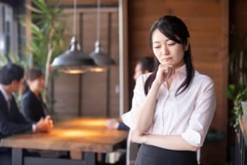 職場の“働かないおじさん”に怒り 「社用車を使い温泉旅行、飲みに行って残業代を請求」