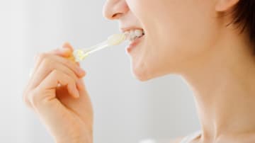 シニア専門の歯科医がすすめる【正しい歯の磨き方】歯ブラシ時間は何分？歯間ブラシは毎回やるべき？徹底解説
