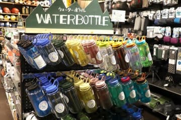 アウトドアの“ド定番” から ”普段使い”ニーズ広まる万能ボトル「ナルゲン」 軽い・丈夫・漏れない「ショップレポ」