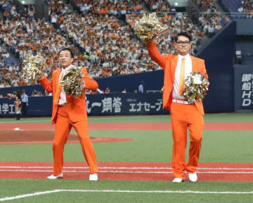 ナイツの塙・土屋、東京ドームの始球式に登場。大のプロ野球・巨人ファン。渾身の一球に「おおー！」の声