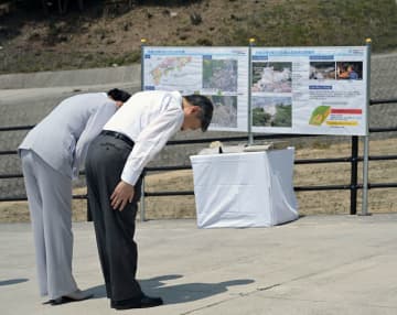 両陛下、犠牲者悼み黙礼　広島の土砂災害地区