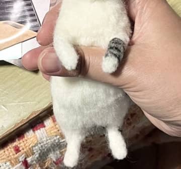 「本物超えた…肉球も再現度バグってる」全人類が二度見する手作り猫　見れば見るほど本物に見える…驚異の"植毛猫"が完成