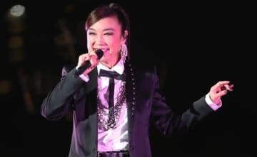 松任谷由実、自宅ガーデニングで咲いたくちなしをガラス皿に生ける。ファン「こんな飾り方があるなんて！」