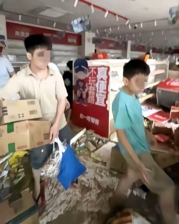 洪水後の商店に人が押し寄せ商品を奪い去る、店員の制止も無視―中国