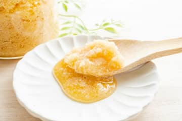 はちみつが固まったけど食べても大丈夫？白くなる原因と元に戻す方法を解説