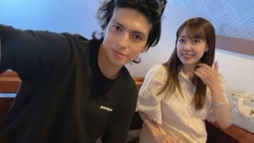 第3子妊娠中・川崎希、夫・アレクとの2ショット公開「出産前にラストのカニかな」