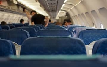 客室乗務員になりすまし120回無料で飛行機に乗った男、詐欺罪で有罪判決