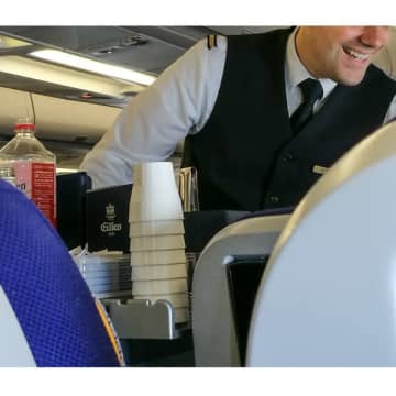 CAを装い旅客機タダ乗り数十回！ 米男性の「レオ様の映画のような」巧妙手口とは？