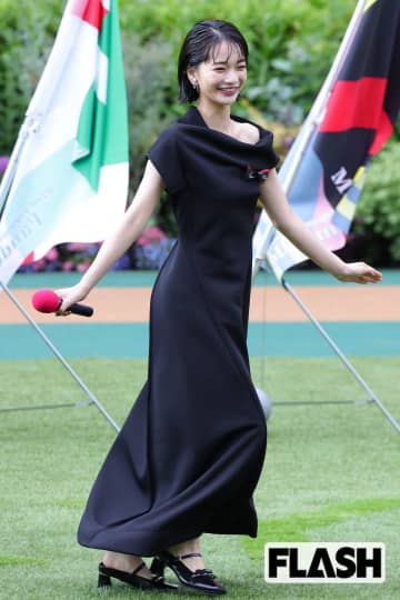 2026年の朝ドラヒロイン　シックな黒ドレス姿をキャッチ！表彰式でまさかのトラブルも小泉進次郎がさらりとフォロー