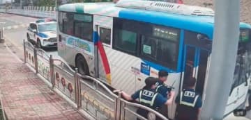 「映画のワンシーンが思い浮かんで」…バスを盗んだ50代の男の真昼の逃走劇＝韓国報道