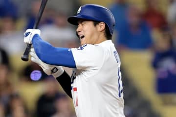 大谷翔平がみせた死球直後の振る舞いをMLB称賛！ 怒る自軍ベンチをなだめるジェスチャー、敵陣と握手する姿に感服「オオタニが仲裁役を務めた」