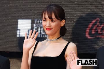 綾瀬はるか、生放送で見せた美しき“二の腕”に集まる絶賛！　露出＆熱愛報道でも支持され続ける“自然体”の魅力