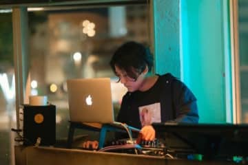 DJ MOTIVE、“鳥”をテーマにしたニュー・アルバム『BIRD MUSIC』リリース 客演に伊勢谷友介参加