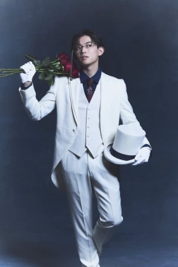 松丸亮吾、怪盗キッド風タキシード姿を披露！「ゼクシィ」8月号で恋愛観・理想のプロポーズ・結婚式の構想を語る