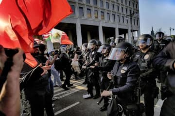 突然の拘束、引き離される家族　ロサンゼルス抗議デモを引き起こした移民強硬摘発の人的犠牲