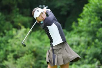 前週のリベンジへ岡山絵里が首位発進「守ったりはしたくない」 ルーキーの西澤歩未と入谷響2位